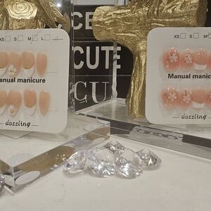 Dazzling Press-On Nails in Peach Pink – Floral & Gem Accent Set